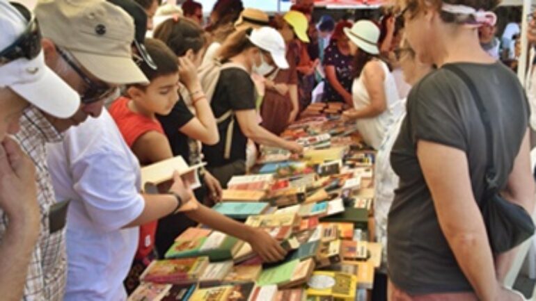 İzmir Foça’da bir günde 5 bin ücretsiz kitap dağıtıldı