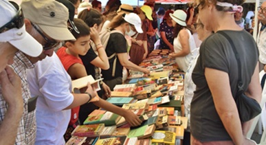 İzmir Foça’da bir günde 5 bin ücretsiz kitap dağıtıldı